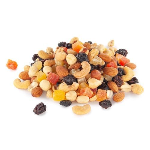Сладкая смесь жареных орехов с цукатами